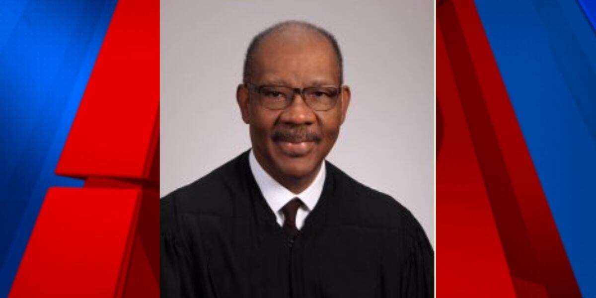 Who is the judge overseeing the Murdaugh murder trial?