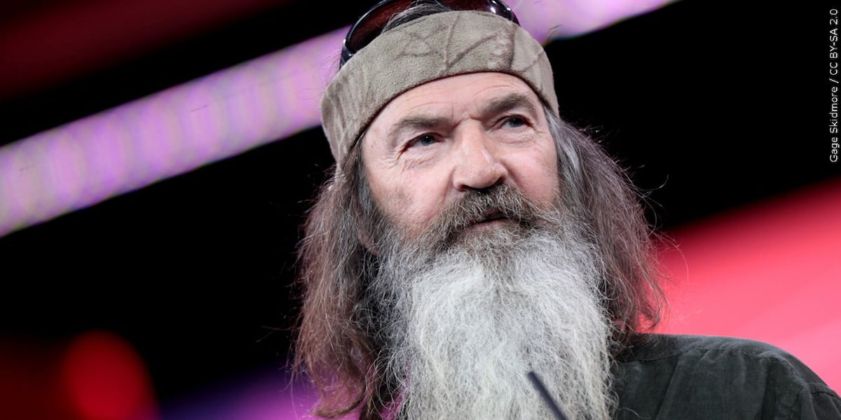 did phil robertson chew tobacco (Hip-Old-Man) Duck Dynasty's Phil Robertson Gives