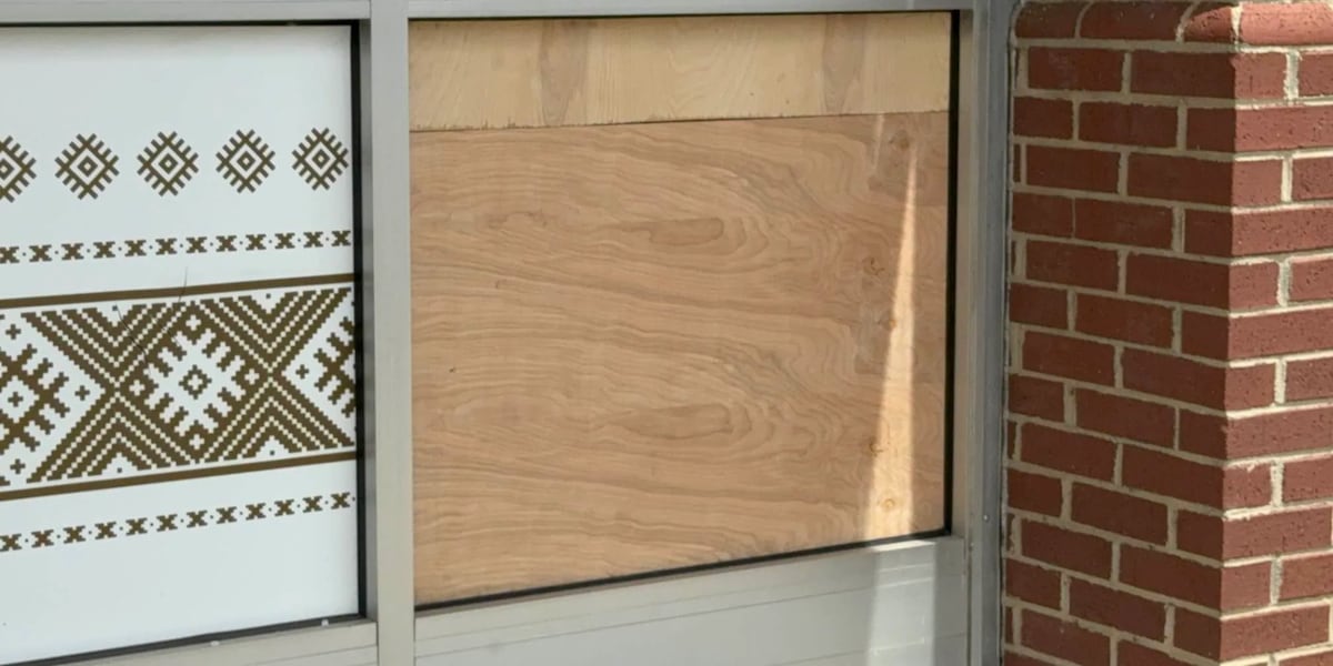 Report: Man shatters window, robs Spartanburg grocery store